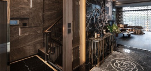 住宅玄關地坪採用客製化石材水刀拼花設計